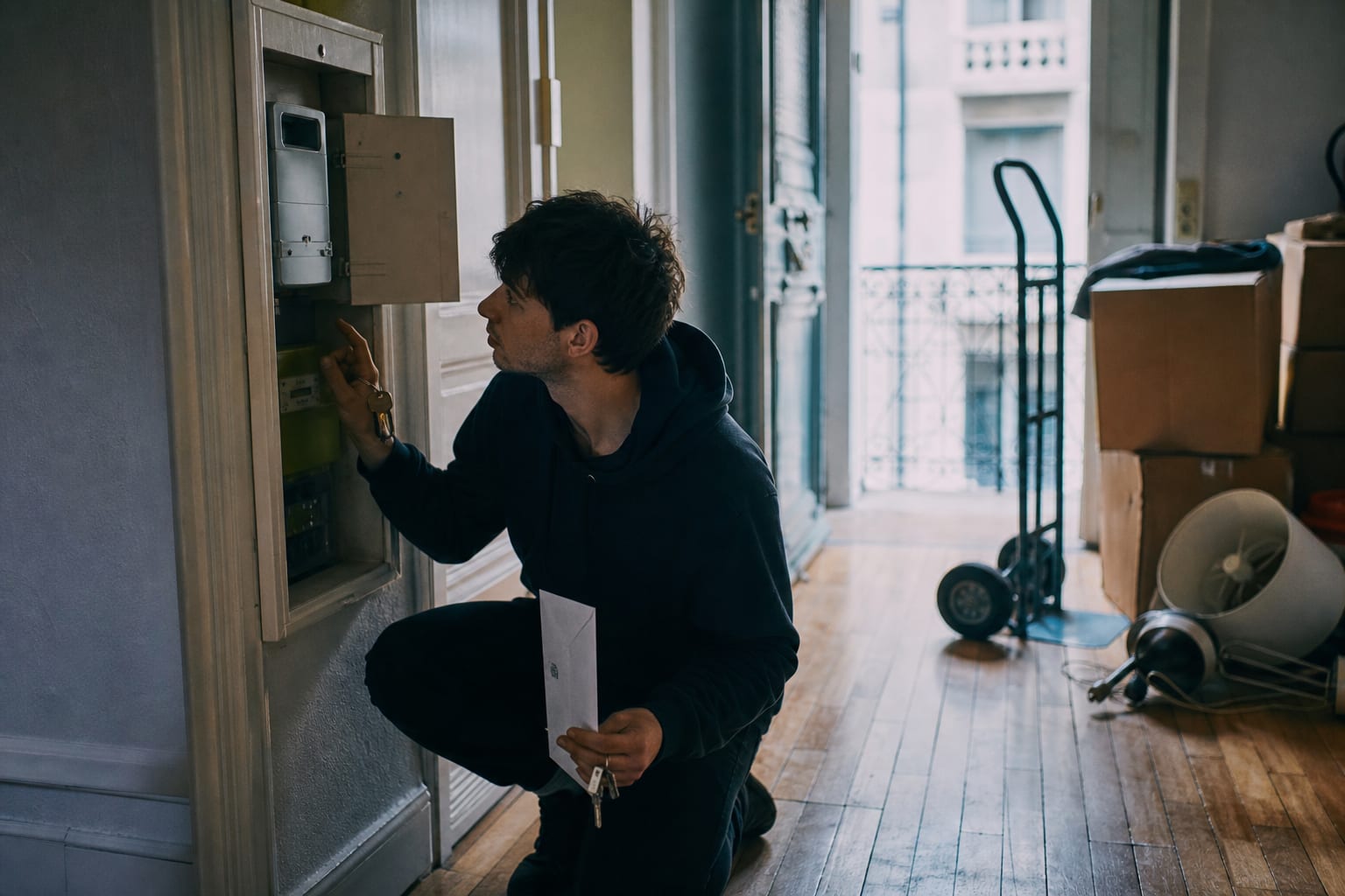 Locataire relève le compteur dans un appartement lyonnais prêt à déménager.
