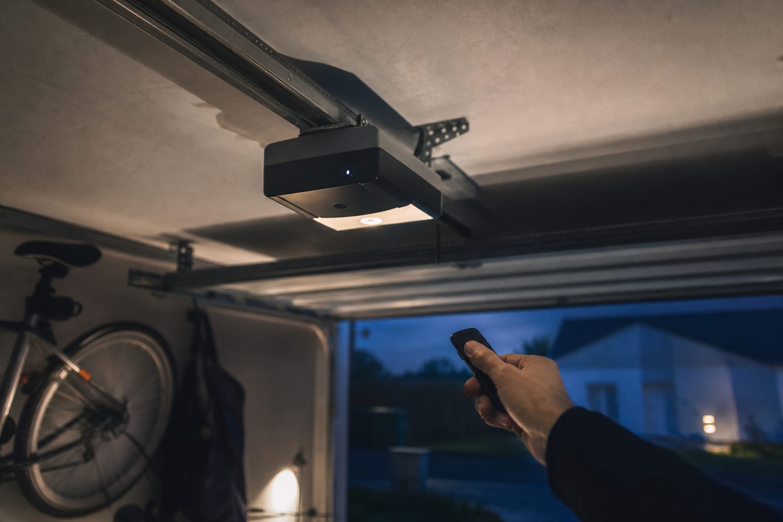 Moteur de porte de garage en veille, éclairage de courtoisie allumé.