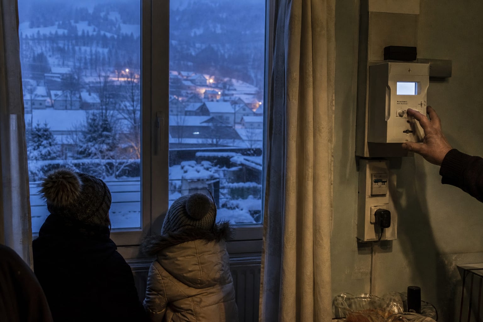 Foyer hivernal près d’un radiateur et d’un compteur à puissance réduite.