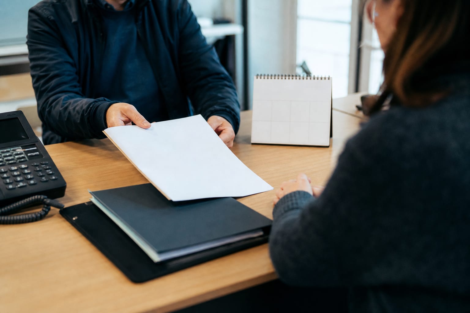 Client remettant un contrat électrique à un conseiller municipal.